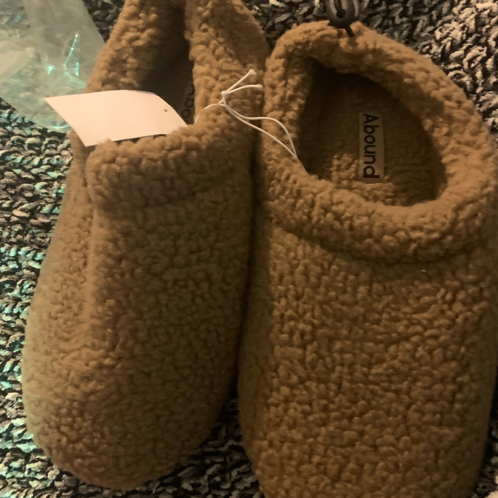New! Size 9/10 Abound plush slide on shoes. So comfy. Make your feet happy!